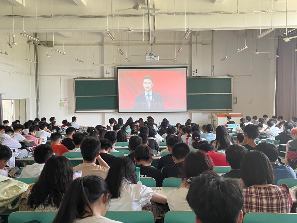 微电子学院、物理学院组织学生同上“四史思政大课” 微电子学院、物理学院组织学生同上“四史思政大课”