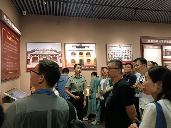 5参观百色起义纪念馆.jpg