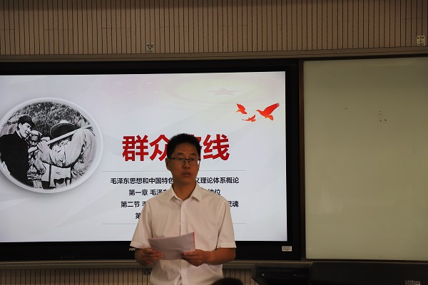太阳成集团61999副院长殷旭辉副教授介绍评委和参赛教师.JPG